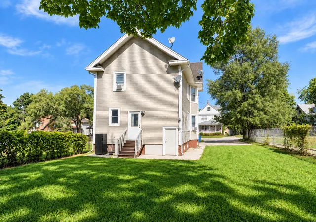 Listing Photo 5 - Condo for sale in building located at 525 S Ave, Waukegan, IL 60085