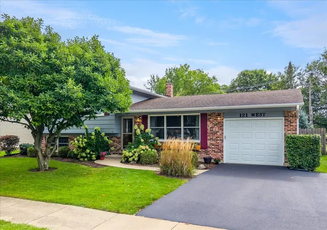 Photo 1 of Single family home for sale at 121 W Suffield Dr, Arlington Heights, IL 60004 | MLS# 12768152 | Listing updated on 2026-09-24