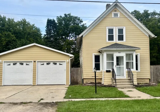 Photo 1 of Single family home for sale at 817 Chicago St, Belvidere, IL 61008 | MLS# 12768157 | Listing updated on 2026-10-02
