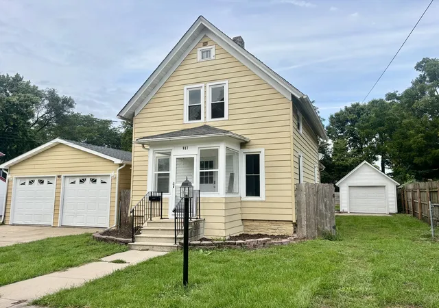 Photo 1 of Single family home for sale at 817 Chicago St, Belvidere, IL 61008 | MLS# 12768157 | Listing updated on 2026-10-02