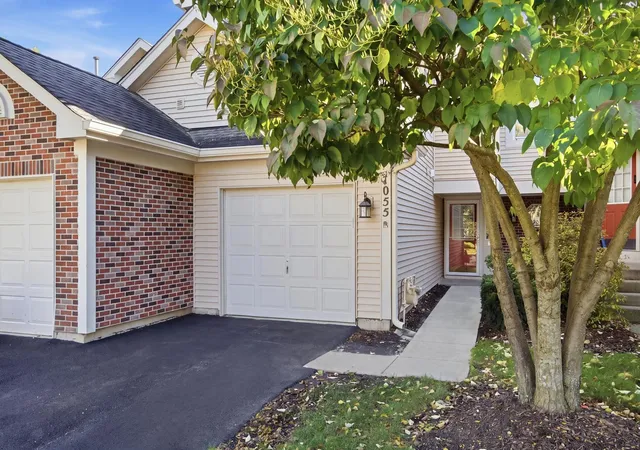 Photo 2 of Townhouse for sale at 1055 Woodhill Ct, Elgin, IL 60120 | MLS# 12768173 | Listing updated on 2026-10-07