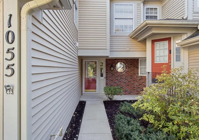 Photo 3 of Townhouse for sale at 1055 Woodhill Ct, Elgin, IL 60120 | MLS# 12768173 | Listing updated on 2026-10-07