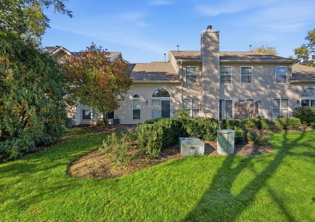 Photo 4 of Townhouse for sale at 1055 Woodhill Ct, Elgin, IL 60120 | MLS# 12768173 | Listing updated on 2026-10-07