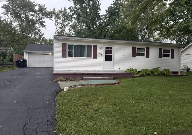 Single family home for sale at 1305 Glenwood Rd, Bloomington, IL 61704 | MLS# 12768221