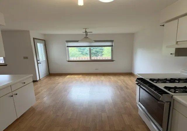 Photo 4 of Townhouse for sale at 707 E Whispering Oaks Dr, Palatine, IL 60074 | MLS# 12768265 | Listing updated on 2026-10-03