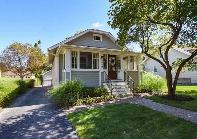 Photo 2 of Single family home for sale at 805 N Dunton Ave, Arlington Heights, IL 60004 | MLS# 12768272 | Listing updated on 2026-10-07