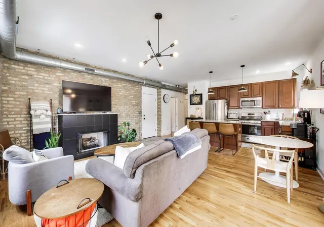 Photo 4 of Condo for sale at 1659 W Addison St #1, Chicago, IL 60613 | MLS# 12768300 | Listing updated on 2026-09-24