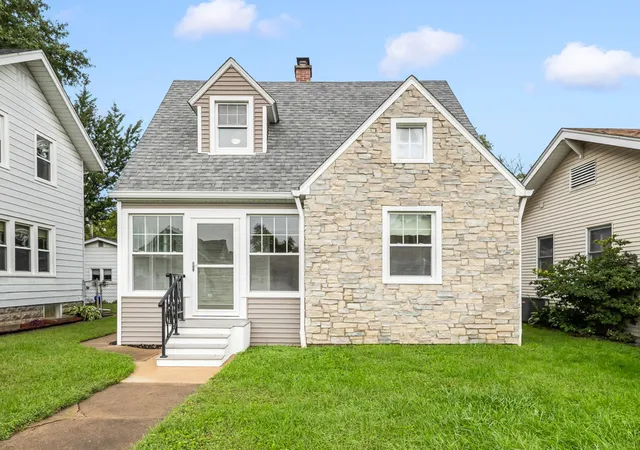 Photo 2 of Single family home for sale at 2421 14th Avenue, Moline, IL 61265 | MLS# 12768305 | Listing updated on 2026-09-30