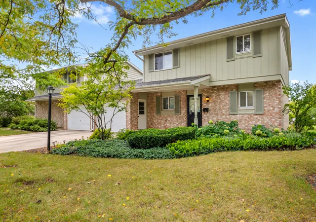 Townhouse for sale at 1502 Johnstown Ct, Wheaton, IL 60189 | MLS# 12768307