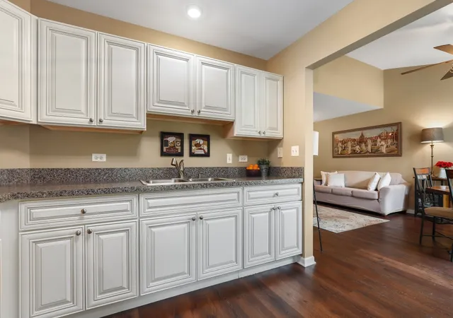 Listing Photo 5 - Condo for sale in building located at 2803 Rutland Cir, Naperville, IL 60564 - Unit #102