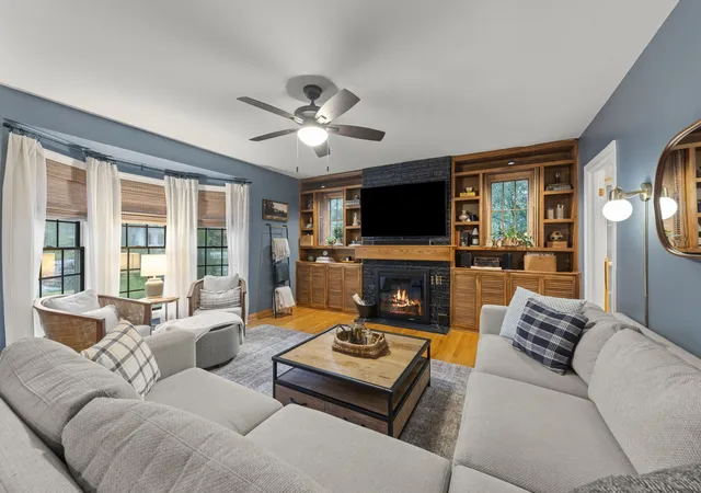 Photo 4 of Single family home for sale at 2058 Maple Rd, Homewood, IL 60430 | MLS# 12768323 | Listing updated on 2026-10-21