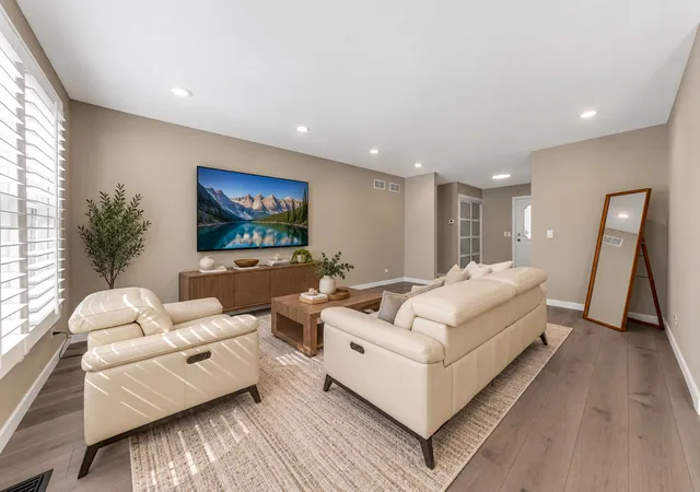 Photo 3 of Single family home for sale at 620 Cobblestone Ln, Buffalo Grove, IL 60089 | MLS# 12768346 | Listing updated on 2026-09-26
