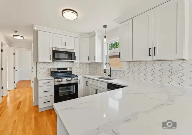Photo 4 of Single family home for sale at 7925 Natchez Ave, Burbank, IL 60459 | MLS# 12768349 | Listing updated on 2026-09-24