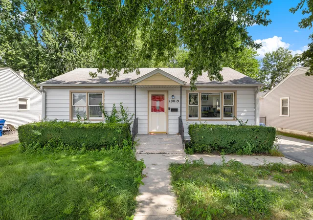 Single family home for sale at 10019 S Tripp Ave, Oak Lawn, IL 60453 | MLS# 12768386
