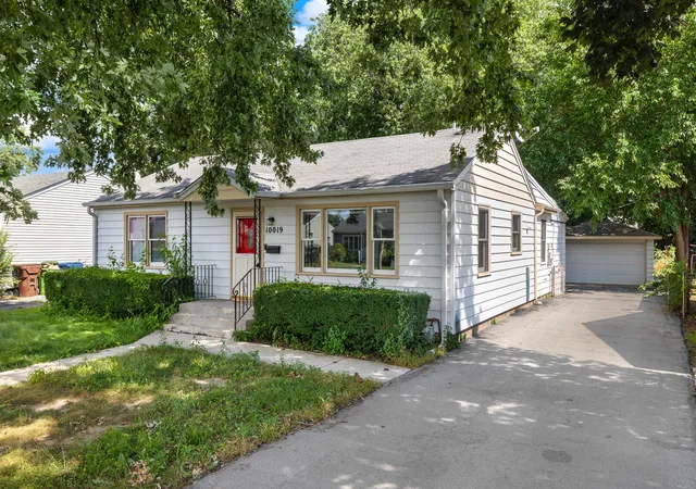 Photo 2 of Single family home for sale at 10019 S Tripp Ave, Oak Lawn, IL 60453 | MLS# 12768386 | Listing updated on 2026-09-24