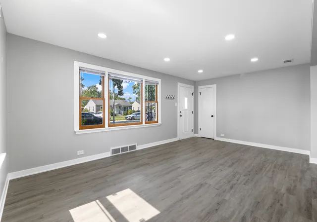Photo 4 of Single family home for sale at 10019 S Tripp Ave, Oak Lawn, IL 60453 | MLS# 12768386 | Listing updated on 2026-10-27