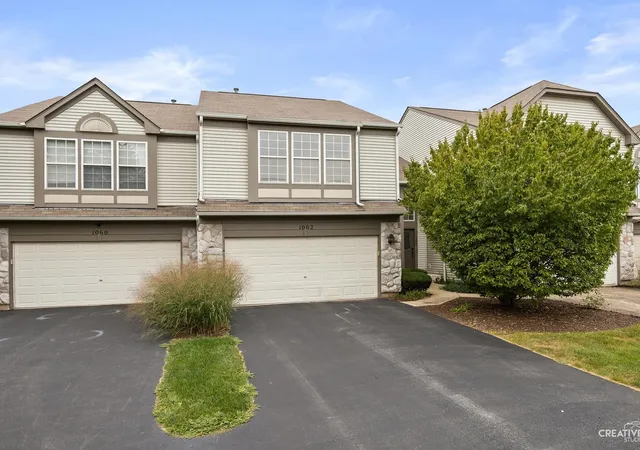 Photo 2 of Townhouse for sale at 1062 Stamford Ct, Aurora, IL 60502 | MLS# 12768390 | Listing updated on 2026-09-24