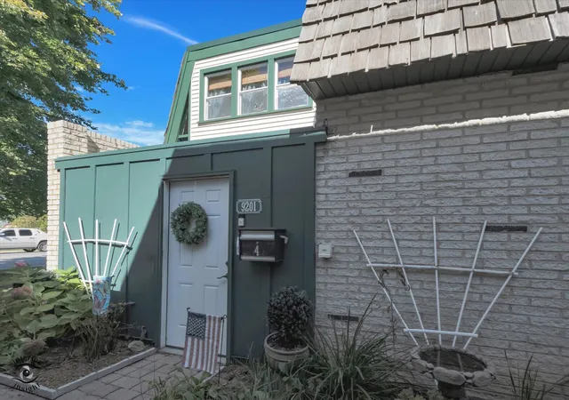 Photo 2 of Townhouse for sale at 9201 S Kedzie Ave #4, Evergreen Park, IL 60805 | MLS# 12768407 | Listing updated on 2026-10-10