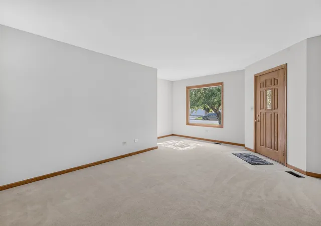 Photo 4 of Sale Pending at 826 S Edgewater Dr, Morris, IL 60450 | MLS# 12768411 | Listing updated on 2026-09-30