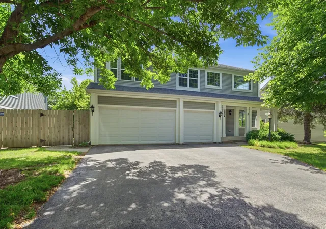 Photo 1 of Single family home for sale at 259 Pembrook Ln, Mundelein, IL 60060 | MLS# 12768424 | Listing updated on 2026-10-03
