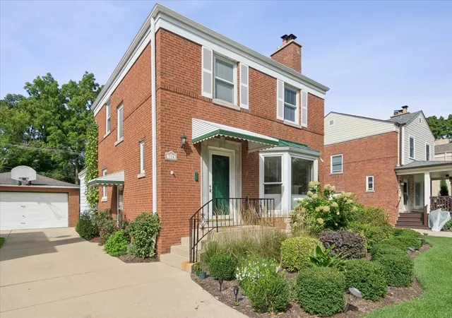 Photo 3 of Single family home for sale at 138 Park Ave, River Forest, IL 60305 | MLS# 12768437 | Listing updated on 2026-09-30