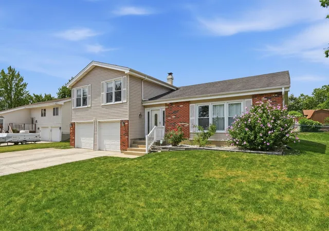 Photo 2 of Single family home for sale at 316 Plymouth Ln, Bloomingdale, IL 60108 | MLS# 12768462 | Listing updated on 2026-09-24