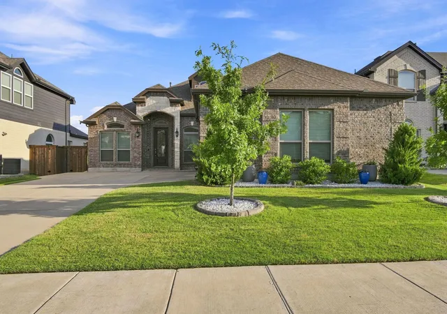 Photo 4 of Single family home for sale at 5812 Painswick Dr, Aubrey, TX 76227 | MLS# 12768466 | Listing updated on 2026-09-30