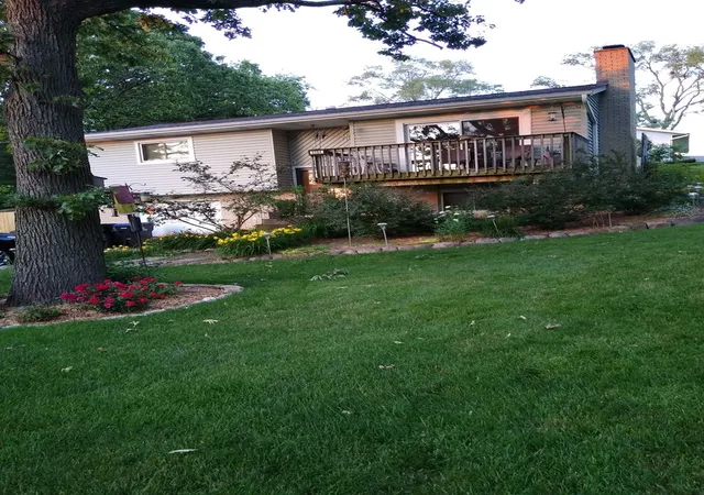 Photo 3 of Single family home for sale at 5104 E Lake Shore Dr, Wonder Lake, IL 60097 | MLS# 12768469 | Listing updated on 2026-10-07