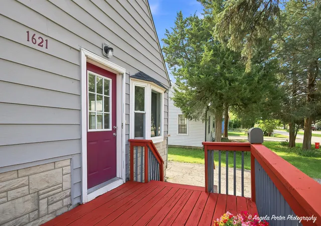 Photo 3 of Single family home for sale at 1621 Round Lake Dr, Round Lake Beach, IL 60073 | MLS# 12768511 | Listing updated on 2026-09-30