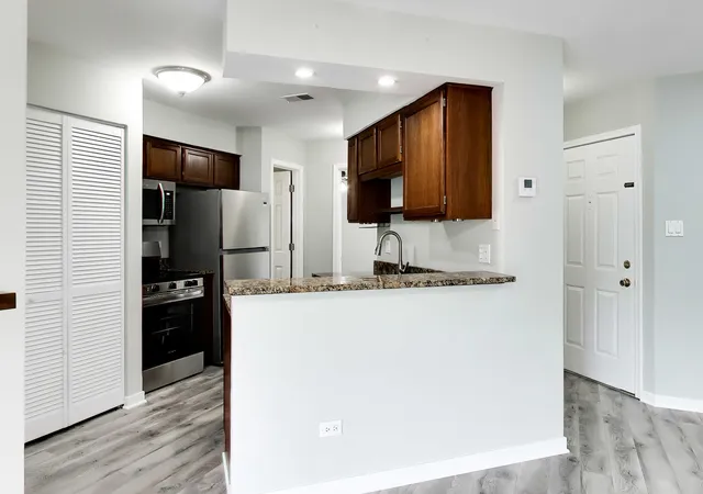 Listing Photo 4 - Condo for sale in building located at 1364 E Wyndham Cir, Palatine, IL 60074 - Unit #103
