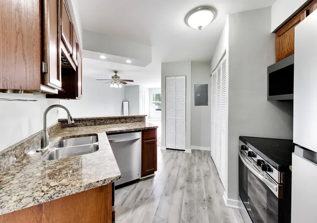 Listing Photo 5 - Condo for sale in building located at 1364 E Wyndham Cir, Palatine, IL 60074 - Unit #103