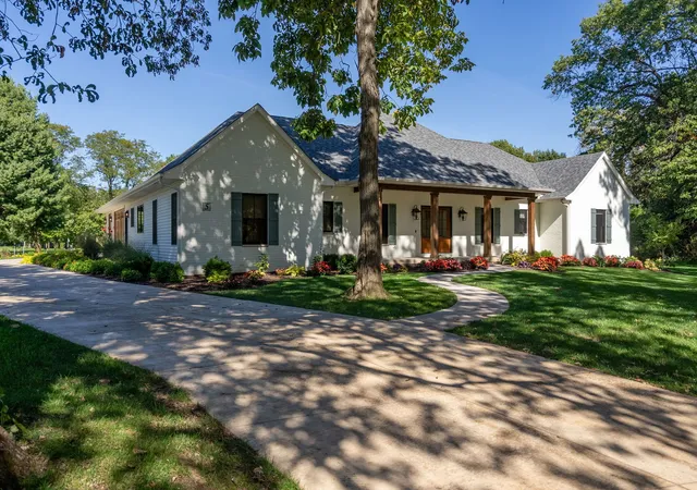Photo 3 of Single family home for sale at 5 Bayhill Dr, Coal Valley, IL 61240 | MLS# 12768553 | Listing updated on 2026-10-09