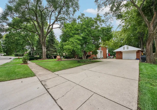 Photo 1 of Single family home for sale at 213 Edgemont St, Mundelein, IL 60060 | MLS# 12768565 | Listing updated on 2026-10-01