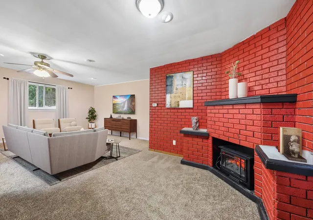 Photo 4 of Single family home for sale at 213 Edgemont St, Mundelein, IL 60060 | MLS# 12768565 | Listing updated on 2026-10-01