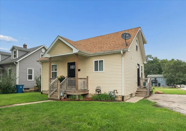 Photo 2 of Single family home for sale at 1611 E Washington St, Joliet, IL 60433 | MLS# 12768574 | Listing updated on 2026-10-01