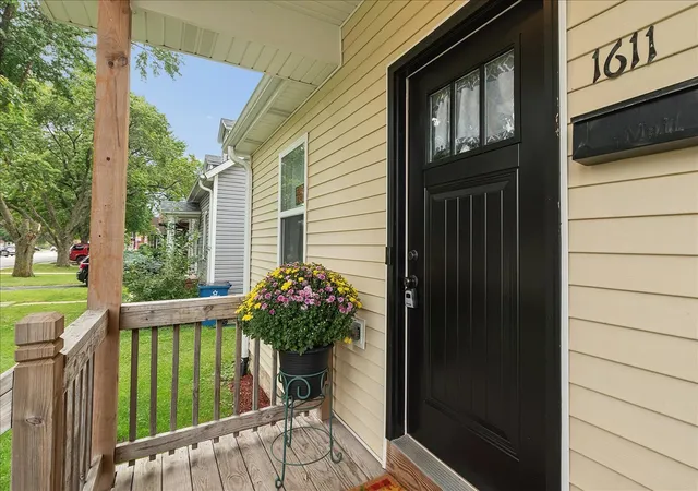 Photo 3 of Single family home for sale at 1611 E Washington St, Joliet, IL 60433 | MLS# 12768574 | Listing updated on 2026-10-01