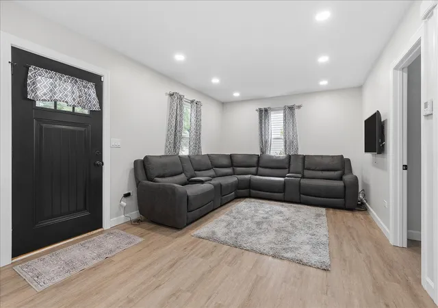 Photo 3 of Single family home for sale at 1611 E Washington St, Joliet, IL 60433 | MLS# 12768574 | Listing updated on 2026-10-07