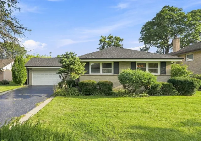 Single family home for sale at 807 E Golfview Dr, Mount Prospect, IL 60056 | MLS# 12768581