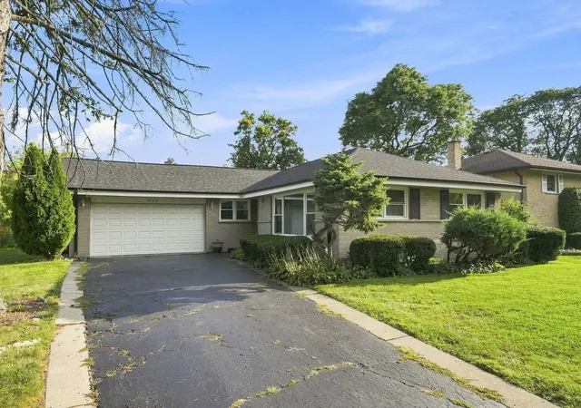 Photo 1 of Single family home for sale at 807 E Golfview Dr, Mount Prospect, IL 60056 | MLS# 12768581 | Listing updated on 2026-09-25
