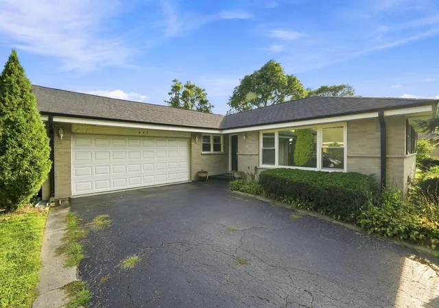 Photo 2 of Single family home for sale at 807 E Golfview Dr, Mount Prospect, IL 60056 | MLS# 12768581 | Listing updated on 2026-09-25