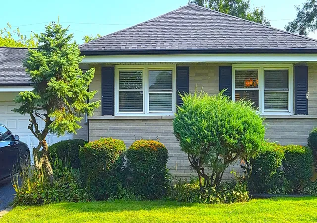 Photo 3 of Single family home for sale at 807 E Golfview Dr, Mount Prospect, IL 60056 | MLS# 12768581 | Listing updated on 2026-09-25