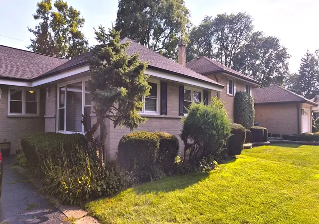 Photo 4 of Single family home for sale at 807 E Golfview Dr, Mount Prospect, IL 60056 | MLS# 12768581 | Listing updated on 2026-09-25