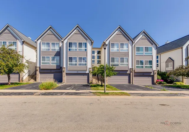 Townhouse for sale at 668 E Fountainview Dr, Mundelein, IL 60060 | MLS# 12768588