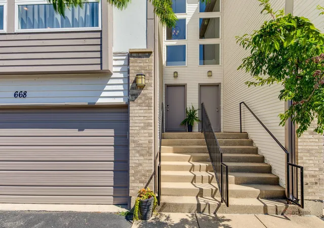 Photo 2 of Townhouse for sale at 668 E Fountainview Dr, Mundelein, IL 60060 | MLS# 12768588 | Listing updated on 2026-10-06