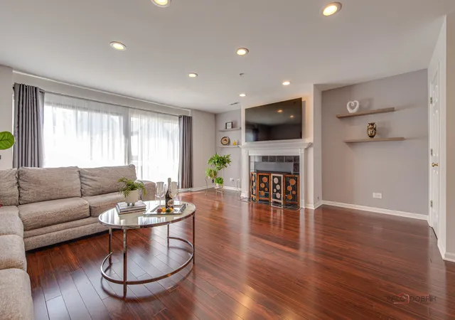 Photo 4 of Townhouse for sale at 668 E Fountainview Dr, Mundelein, IL 60060 | MLS# 12768588 | Listing updated on 2026-10-06