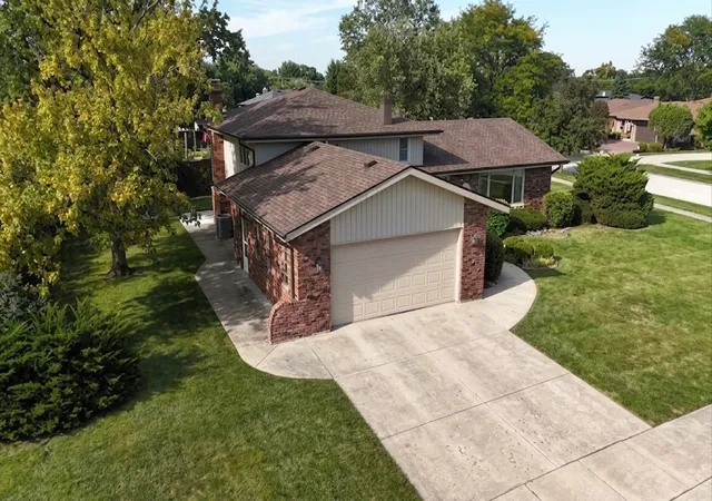 Photo 2 of Single family home for sale at 8314 Bob O Link Rd, Orland Park, IL 60462 | MLS# 12768624 | Listing updated on 2026-10-05