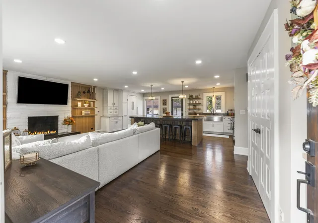 Photo 3 of Single family home for sale at 390 S Kenilworth Ave, Glen Ellyn, IL 60137 | MLS# 12768633 | Listing updated on 2026-10-08