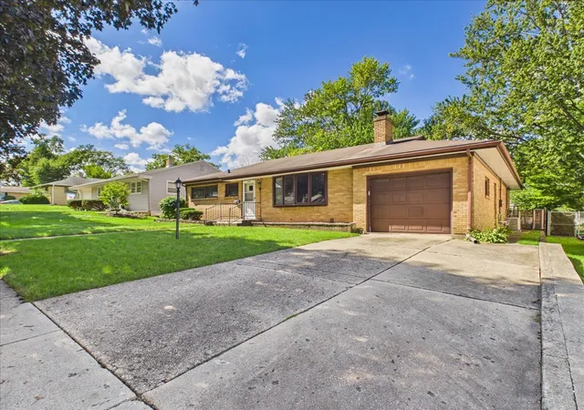 Photo 3 of Sale Pending at 919 Woodland Dr, Rockford, IL 61108 | MLS# 12768637 | Listing updated on 2026-09-27