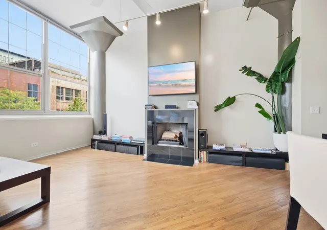 Photo 4 of Condo for sale at 1801 W Larchmont Ave #214, Chicago, IL 60613 | MLS# 12768645 | Listing updated on 2026-09-24