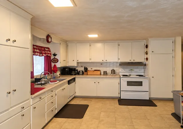 Photo 4 of Single family home for sale at 928 N Johnston Ave, Rockford, IL 61101 | MLS# 12768652 | Listing updated on 2026-09-24